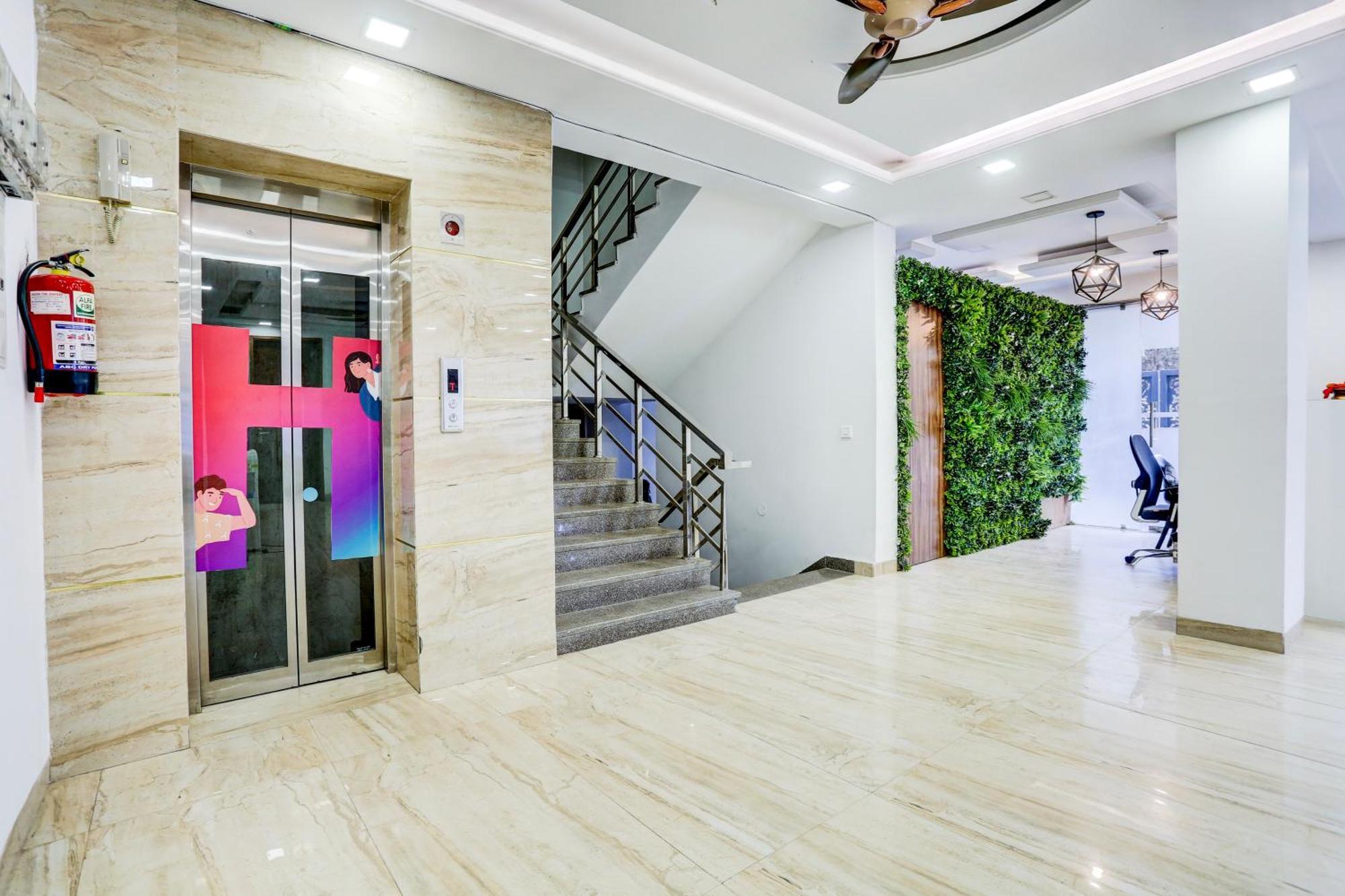 Hotel Greysky Medicity Гургаон Екстериор снимка